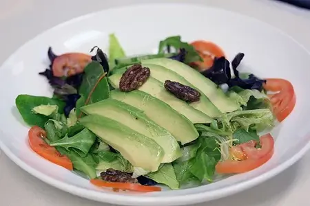 salad-avocado_tomato-600x400.webp